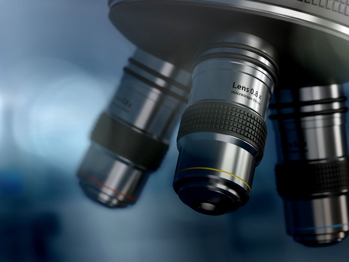 Mehrere Objektive eines Mikroskops mit unterschiedlichen Vergrösserungen in Nahaufnahme.