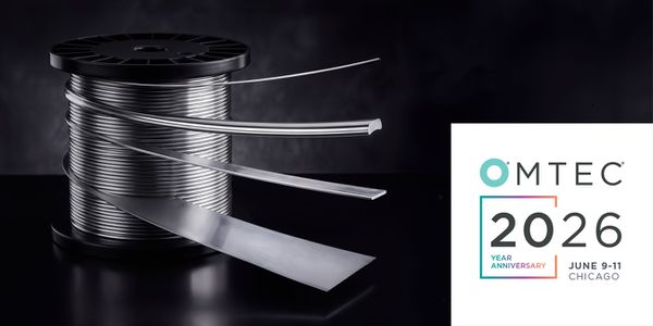 Metallspule mit gewickeltem Draht und verschiedenen Metallprofilen vor dunklem Hintergrund neben OMTEC 2026 Logo