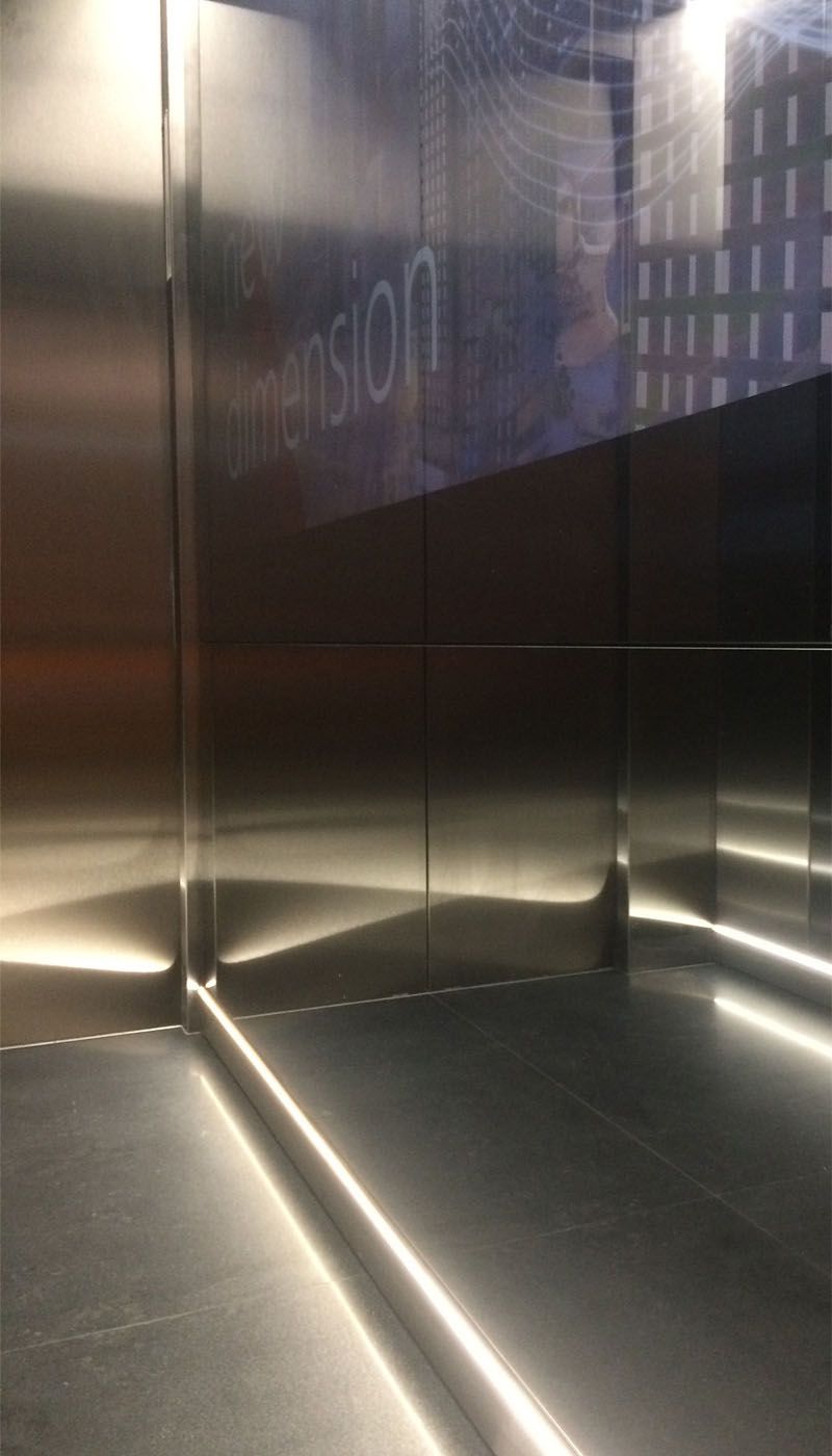 Innenansicht des Multimedia-Aufzugs mit satiniertem Edelstahl und integrierter Bodenbeleuchtung