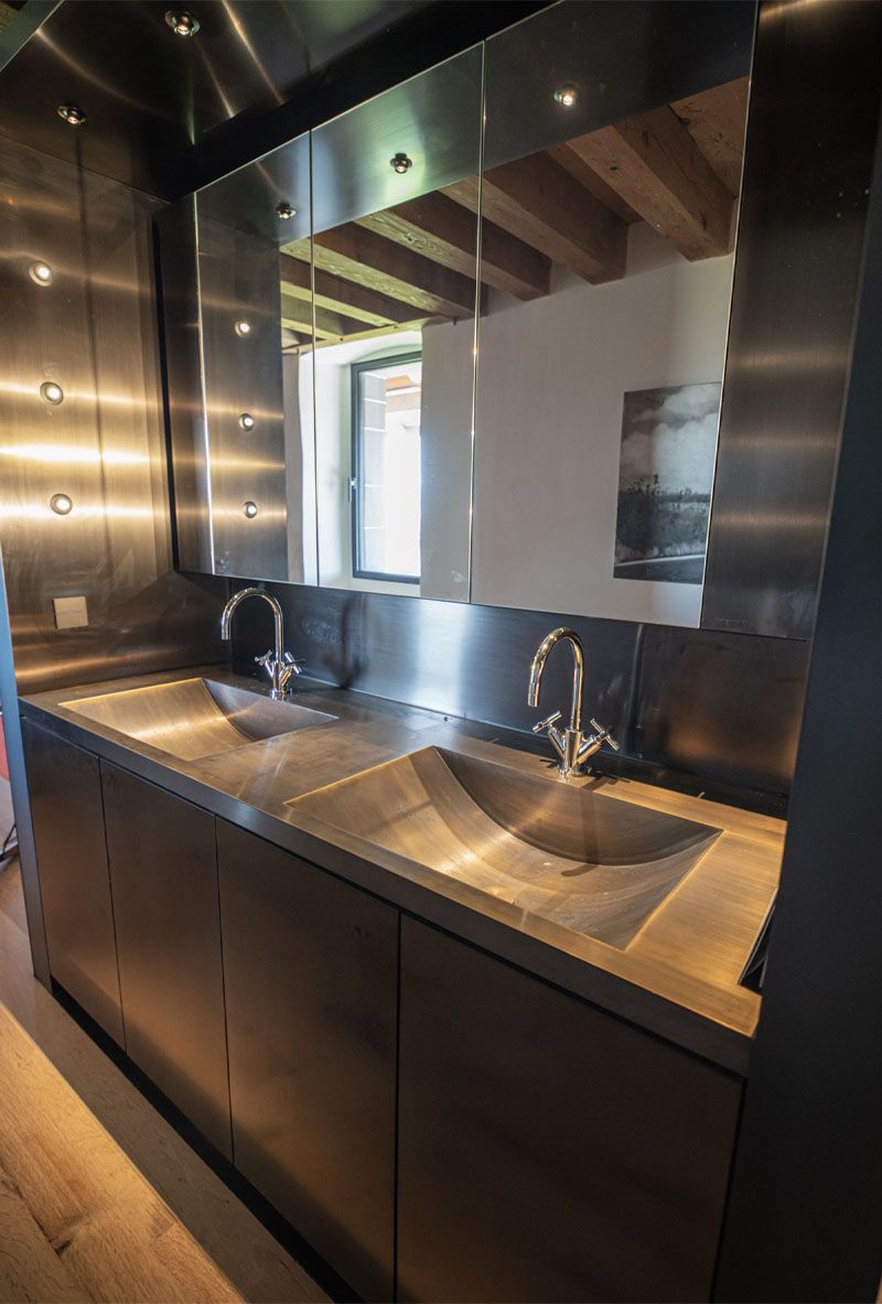 Double lavabo avec meuble bas et revêtement mural en acier inoxydable Nero HL