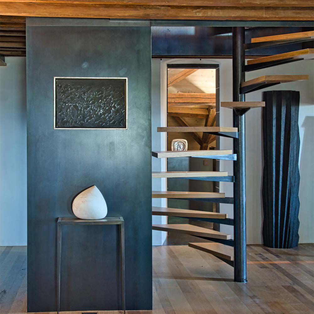 Intérieur avec paroi en acier inoxydable Nero HL et escalier en colimaçon