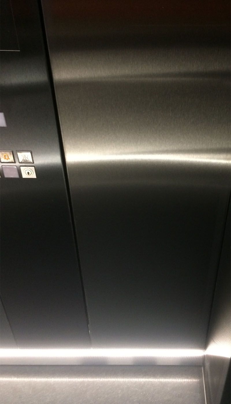 Detailaufnahme der Liftwand aus Edelstahl Grigio Satinato mit LED-Bodenbeleuchtung